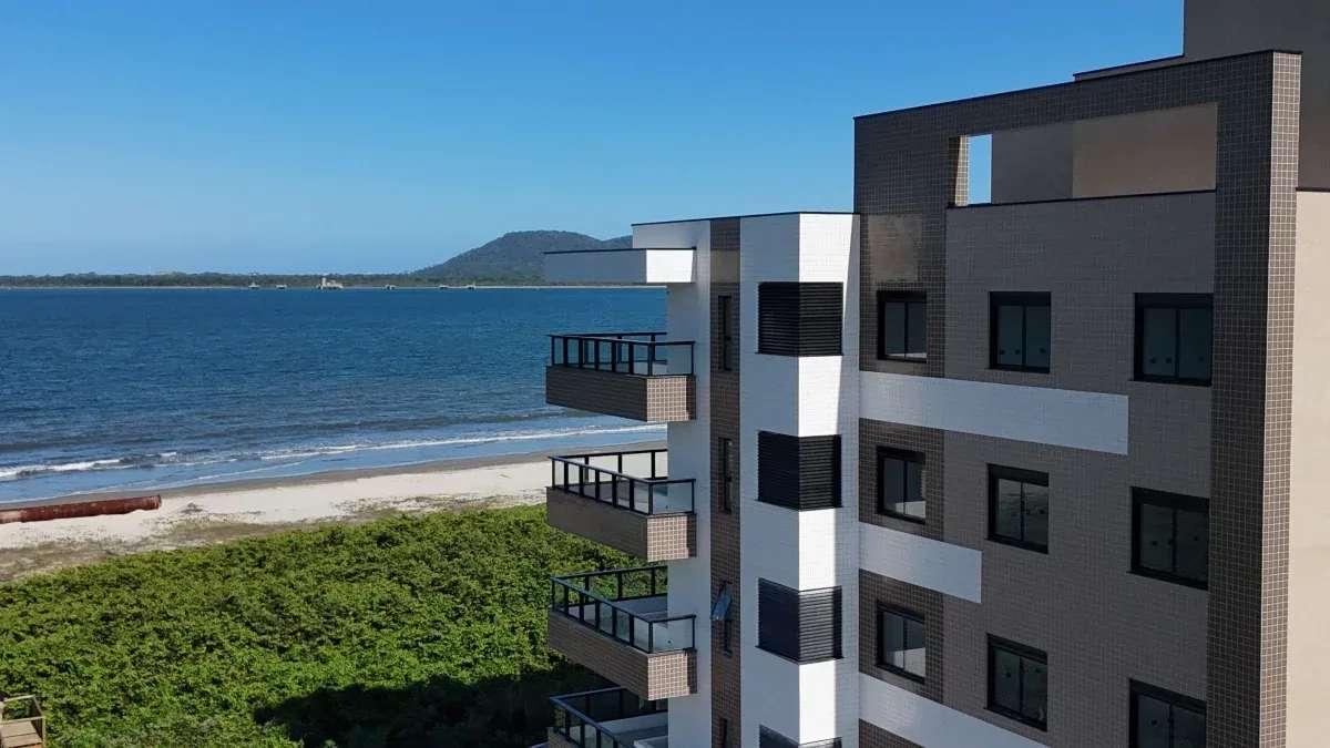 Apartamentos de frente para o mar no balneário Parque