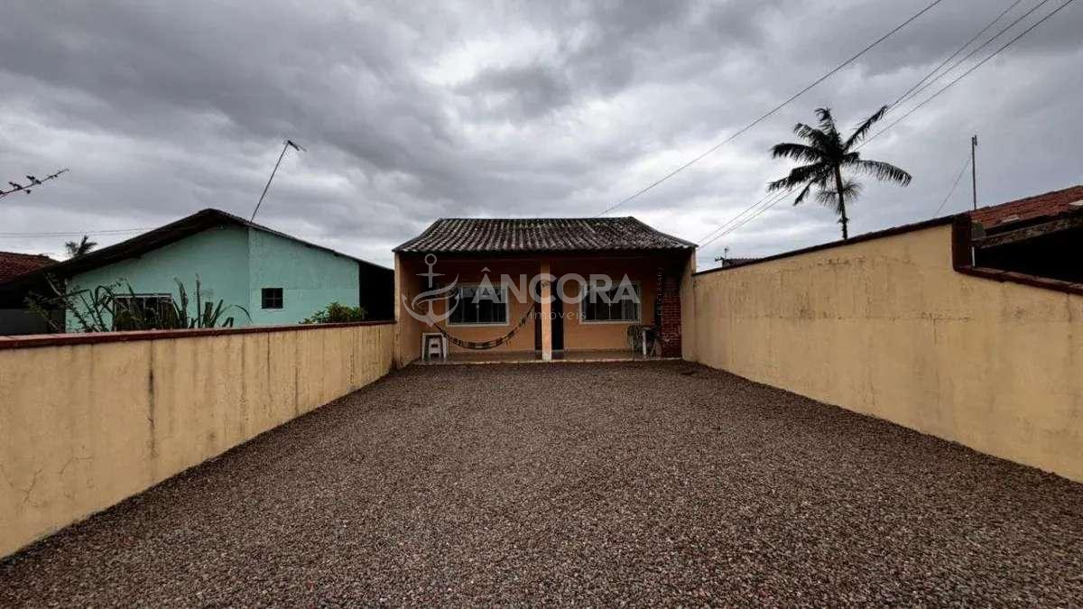 Casa com amplo espaço de terreno em frente, no Balneário Paese, próximo ao asfalto em Itapoá/SC