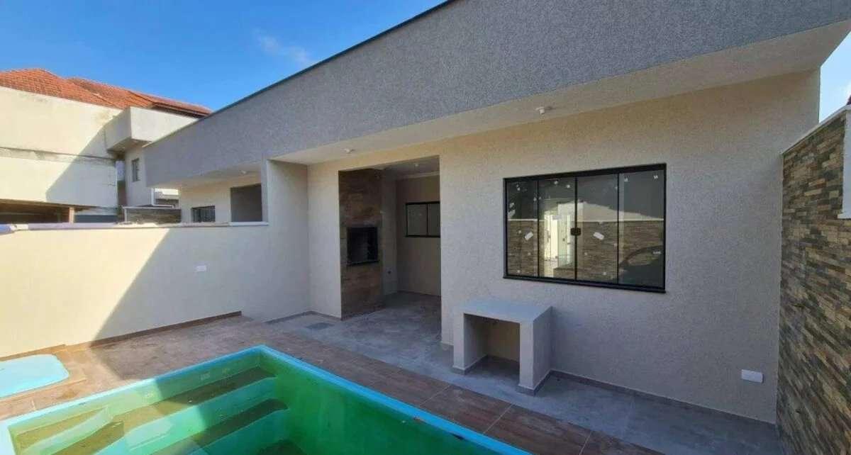 Casa com 03 quartos e área de lazer com piscina a apenas 500 metros do mar - Balneário Estrelas