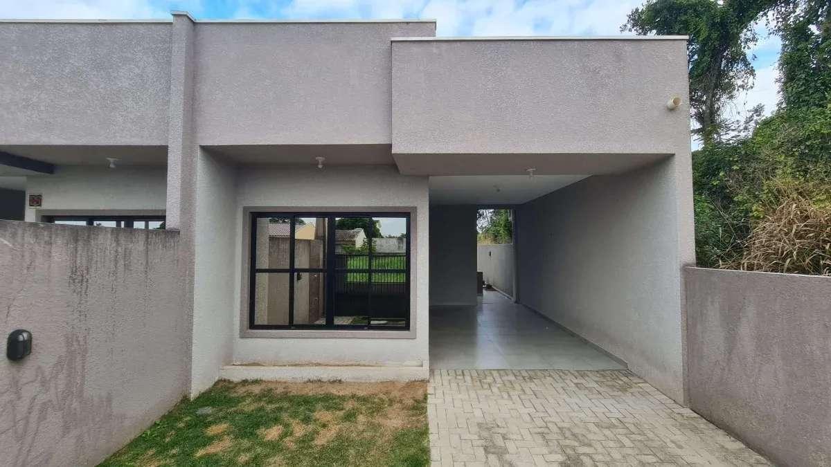 Casa com 02 quartos, sendo 01 suíte a venda a apenas 500 metros do mar em Itapoá/SC