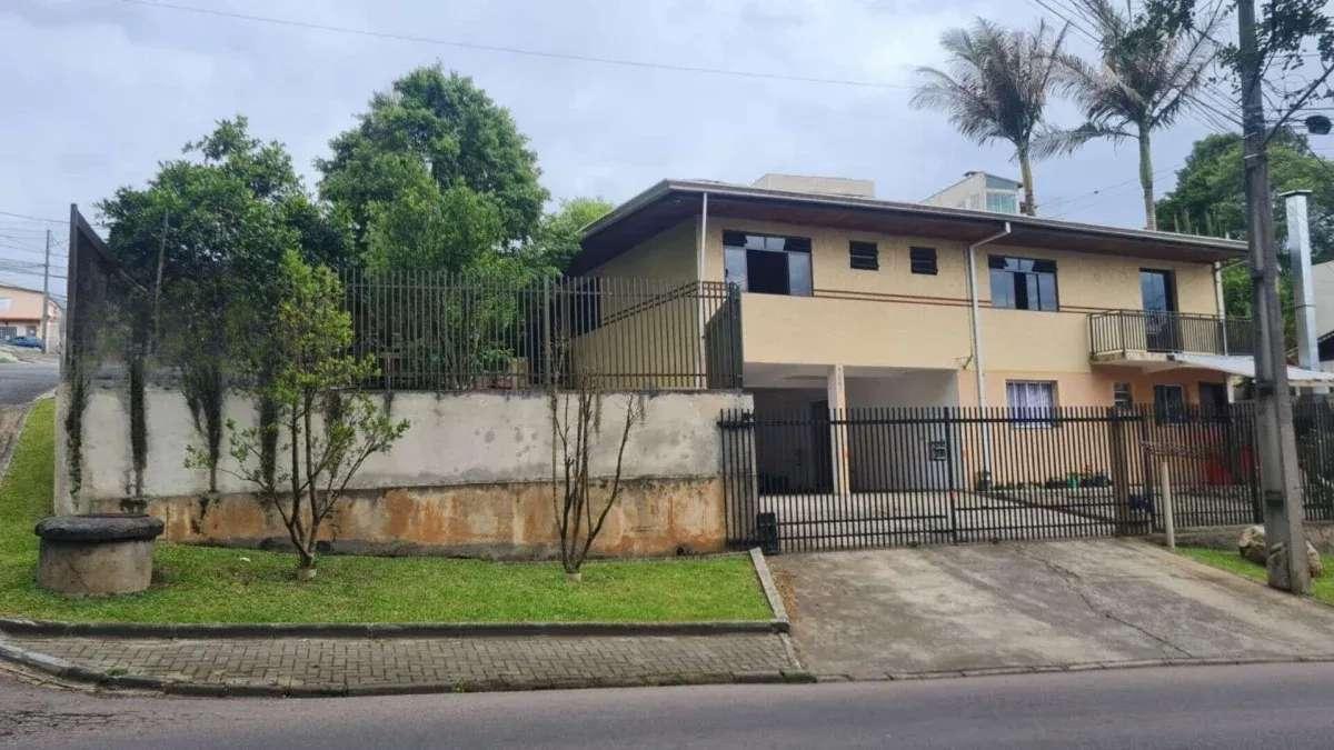 Casa com 04 quartos, sendo 01 suíte com terreno de 1000m² em excelente localização próximo a represa do Passaúna em Curitiba/PR