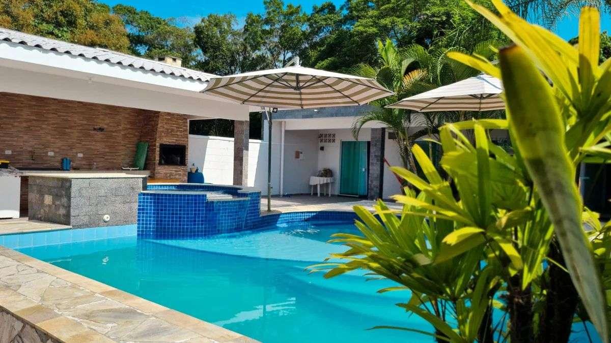 Casa com 04 suítes e área de lazer com piscina e jacuzzi a poucos passos do mar, á venda em Itapoá
