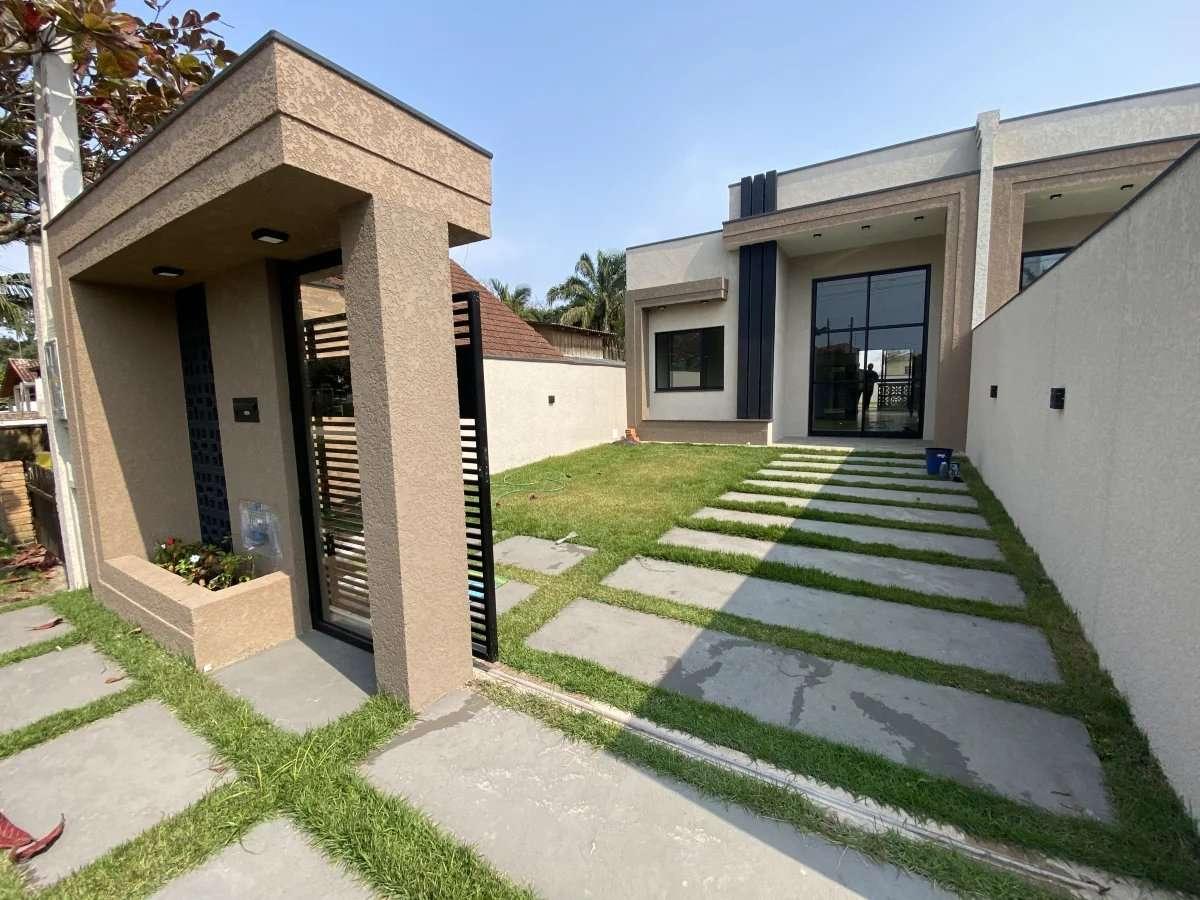 Casa com 03 quartos, sendo 01 suíte, com espaço de terreno á venda no Balneário Cambiju