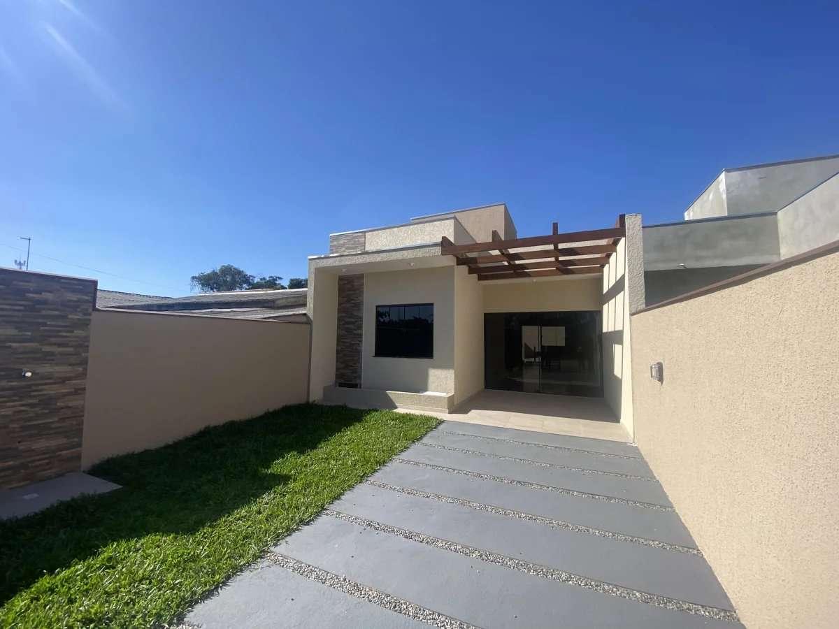 Casa com 03 quartos, com amplo espaço de terreno nos fundos no centro de Itapoá