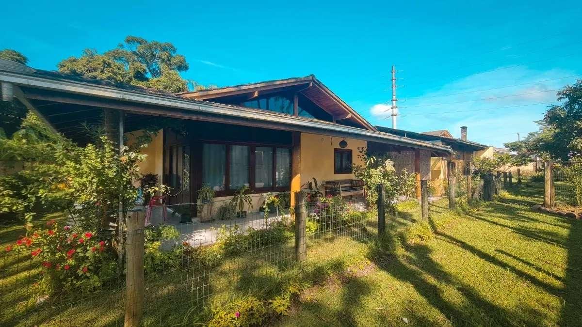 Casa de campo estilo chácara em terreno de 1.375 m² no centro de Itapoá a apenas 350 metros do mar