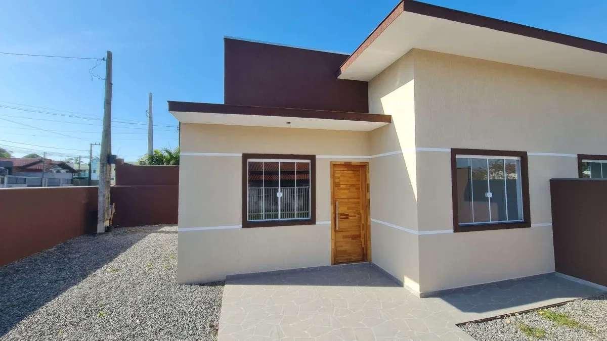 Casa de esquina com 02 quartos a aproximadamente 700 metros do mar - Balneário Cambiju