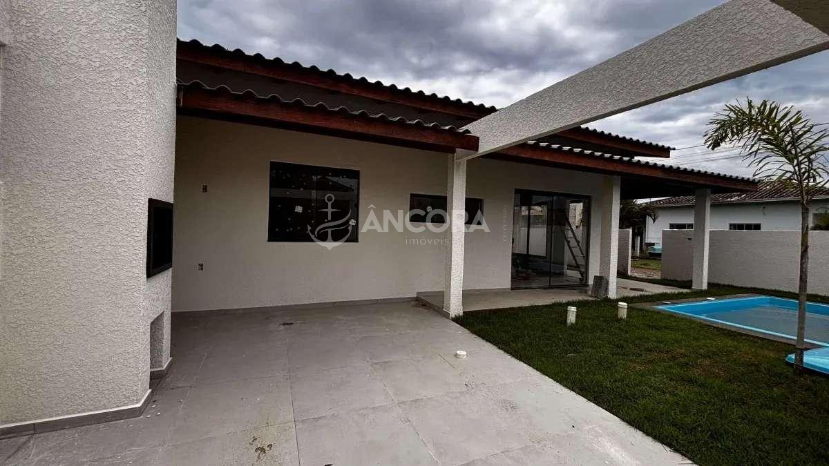 Casa de esquina com 03 quartos e piscina próximo a Baia da Babitonga em Itapoá/SC