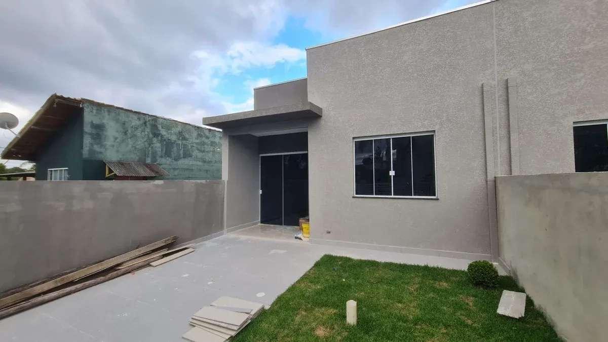 Casa nova com 02 quartos, sendo 01 suíte a apenas 600 metros do mar, próximo ao farol de Itapoá, região onde esta passando o alargamento da orla