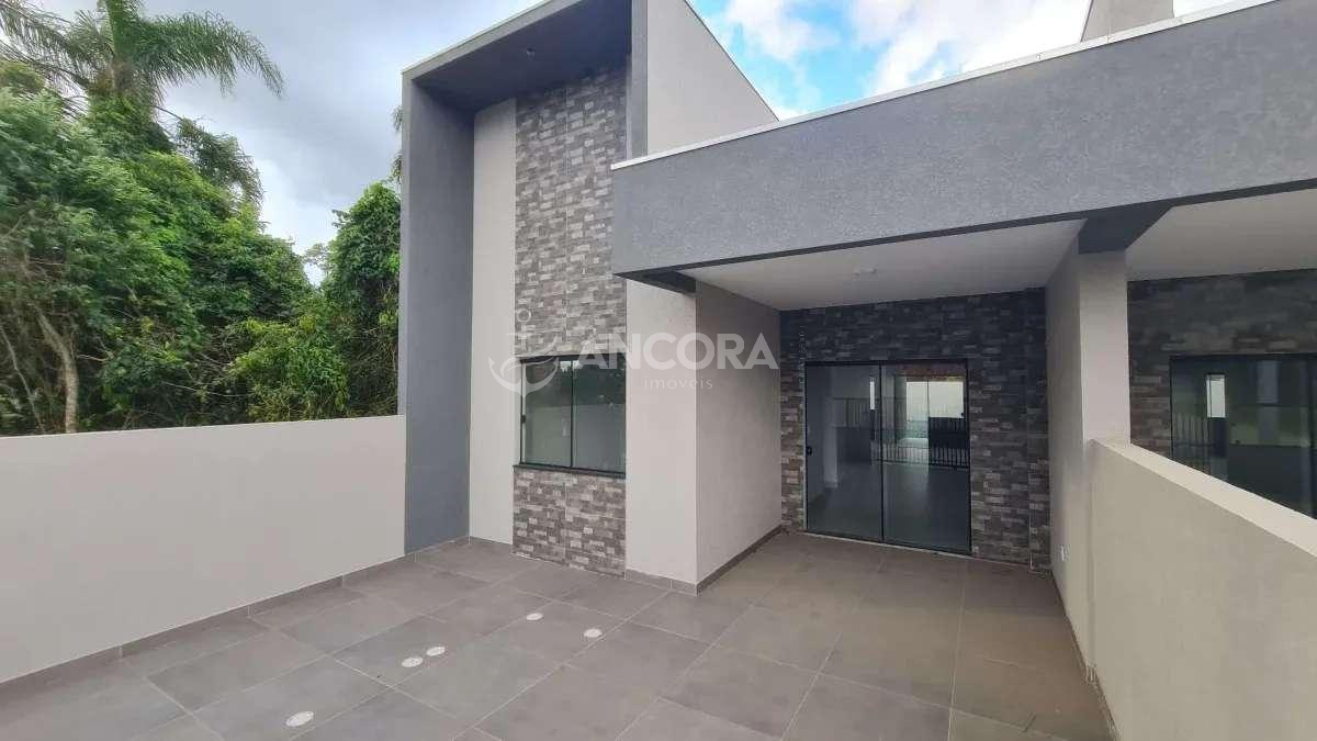 Casa nova com 03 quartos e amplo espaço de terreno nos fundos