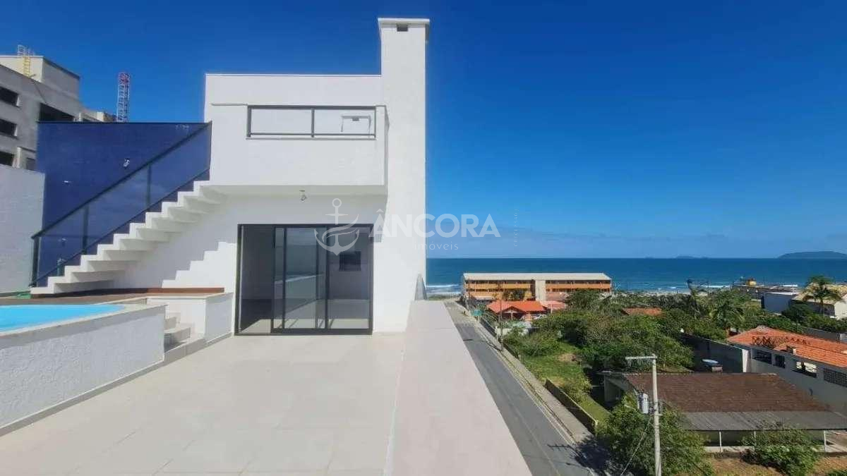 Cobertura triplex de alto padrão, apenas 120 metros da praia, em Itapoá Sc