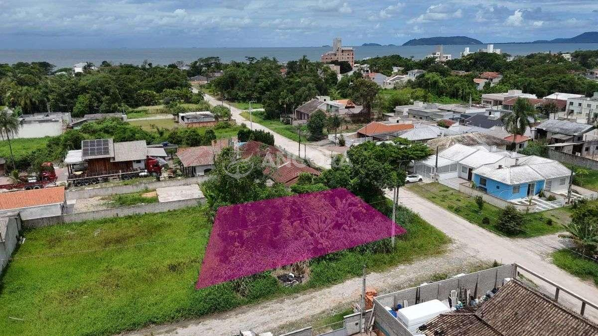 Oportunidade de terreno de esquina com 424m² a apenas 400 metros do mar no Balneário Mariluz