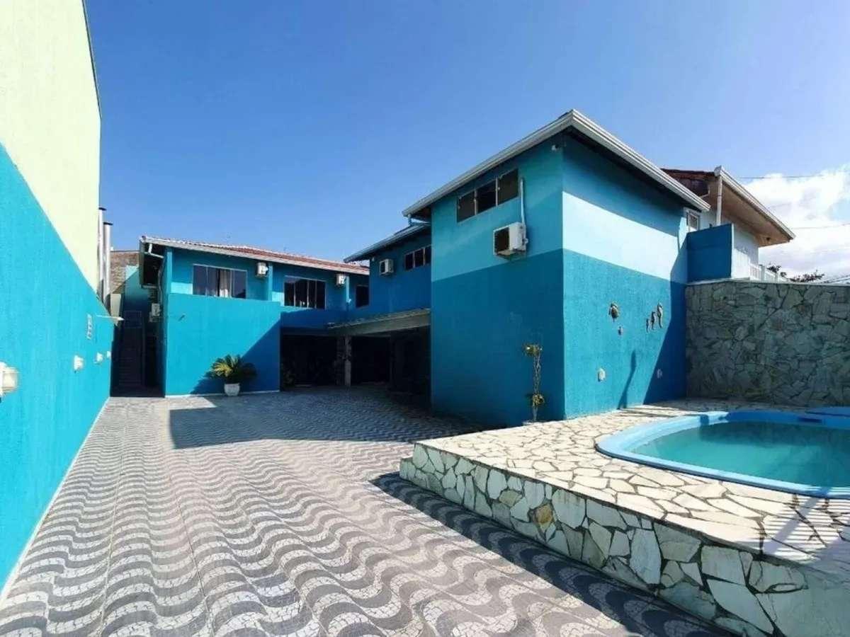 Pousada apenas 150 metros do mar, com 400 m² construídos no Balneário Brasília