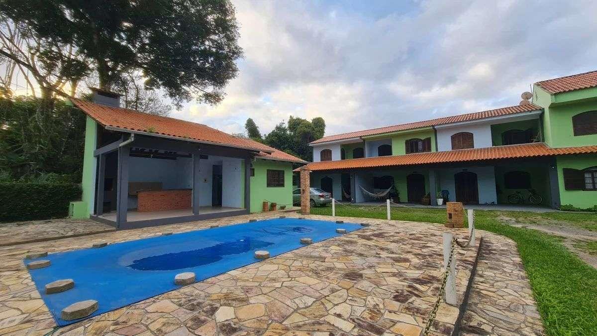 Pousada com 04 sobrados + área de lazer com churrasqueira, sauna e piscina a poucos passos da praia a venda em Itapoá/SC