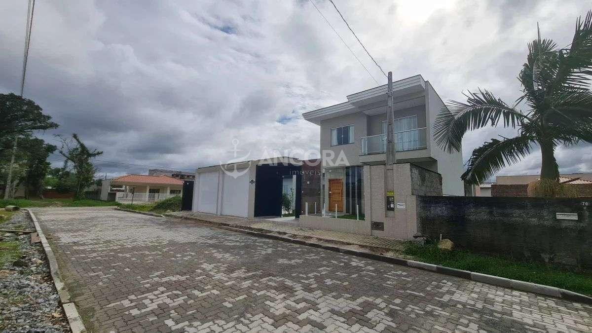 Sobrado novo com 04 quartos sendo 01 suíte com closet + área de lazer com piscina no centro de Itapema do norte