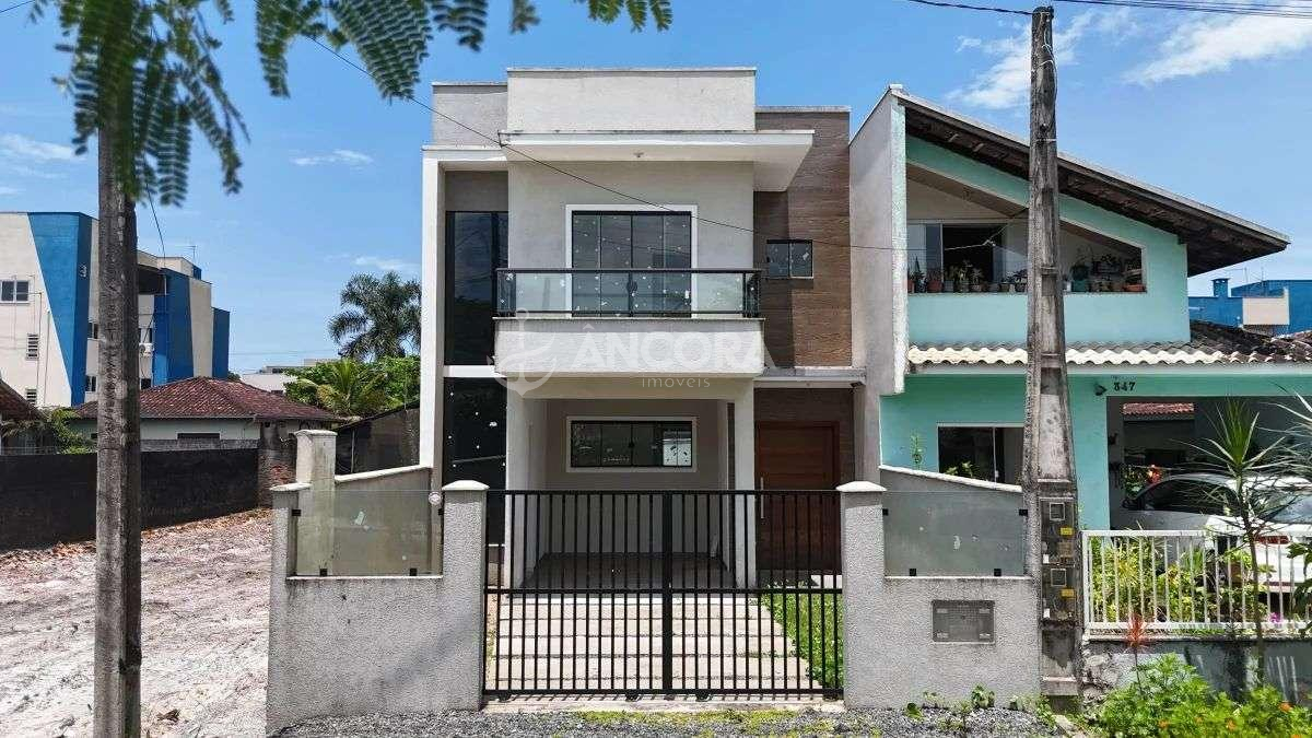Sobrado com Piscina, 3 quartos, 200 metros do Mar, Bal Cambiju