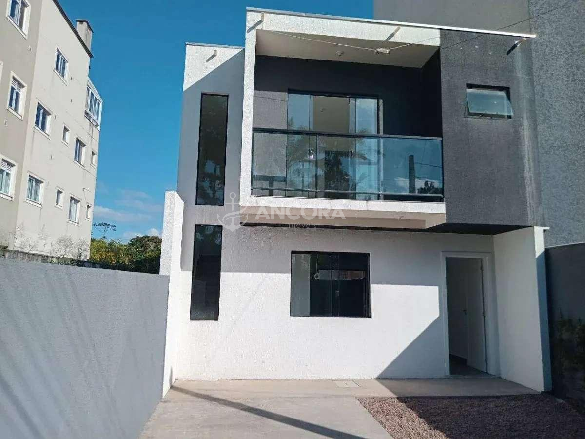 Sobrado novo com 03 quartos a apenas 250 metros do mar, em Itapoá