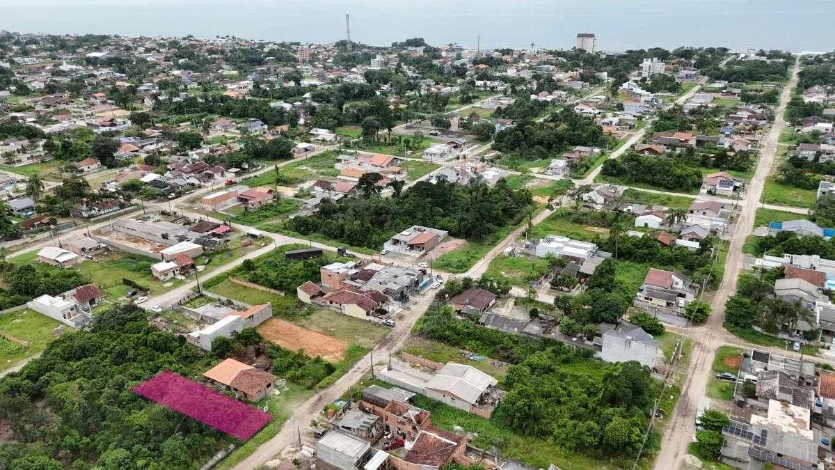Terreno com 384m², a aproximadamente 700 metros do mar a venda no Balneário Mariluz