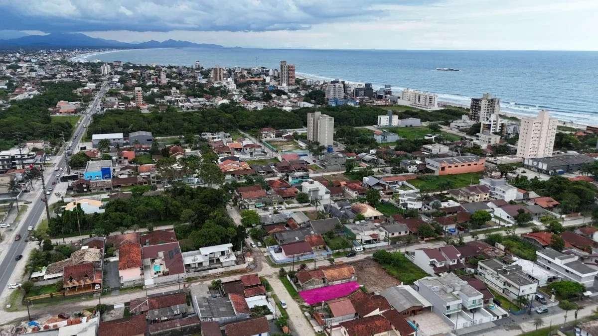 Terreno medindo 375m², a apenas 600 metros do mar, à venda em Itapoá, Paese